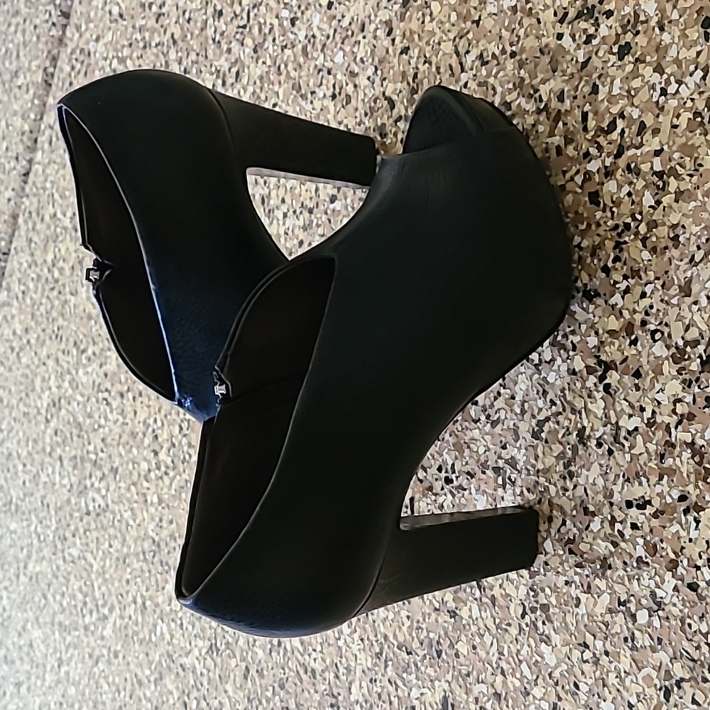 Brunello cucinelli ankle zip booties